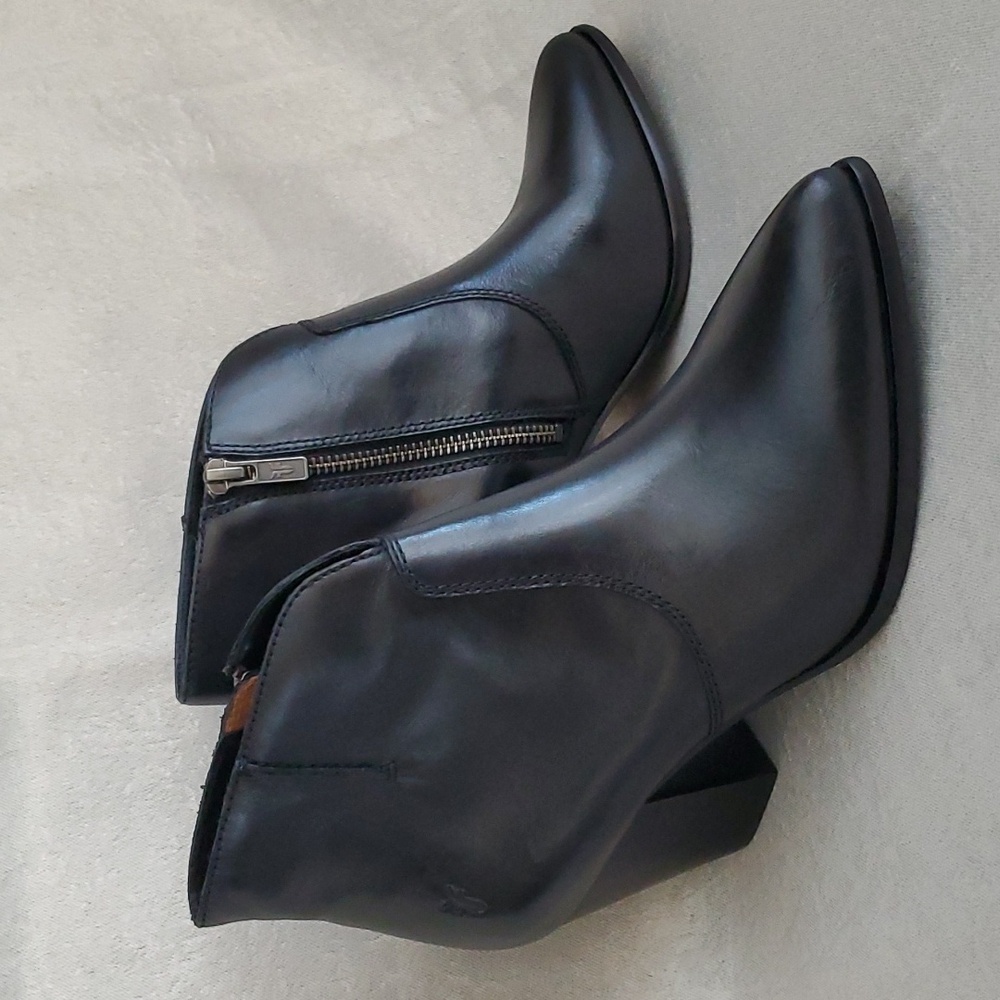 FRYE Jennifer Black Leather Stacked Block Heel Ankle Booties SIZE: 7M - Picture 3 of 9